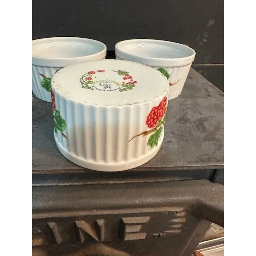 Seymour Mann Inc Berry Porcelain Ramekins‎ Set of 3 Fluted Souffle Bowls 4 Inch